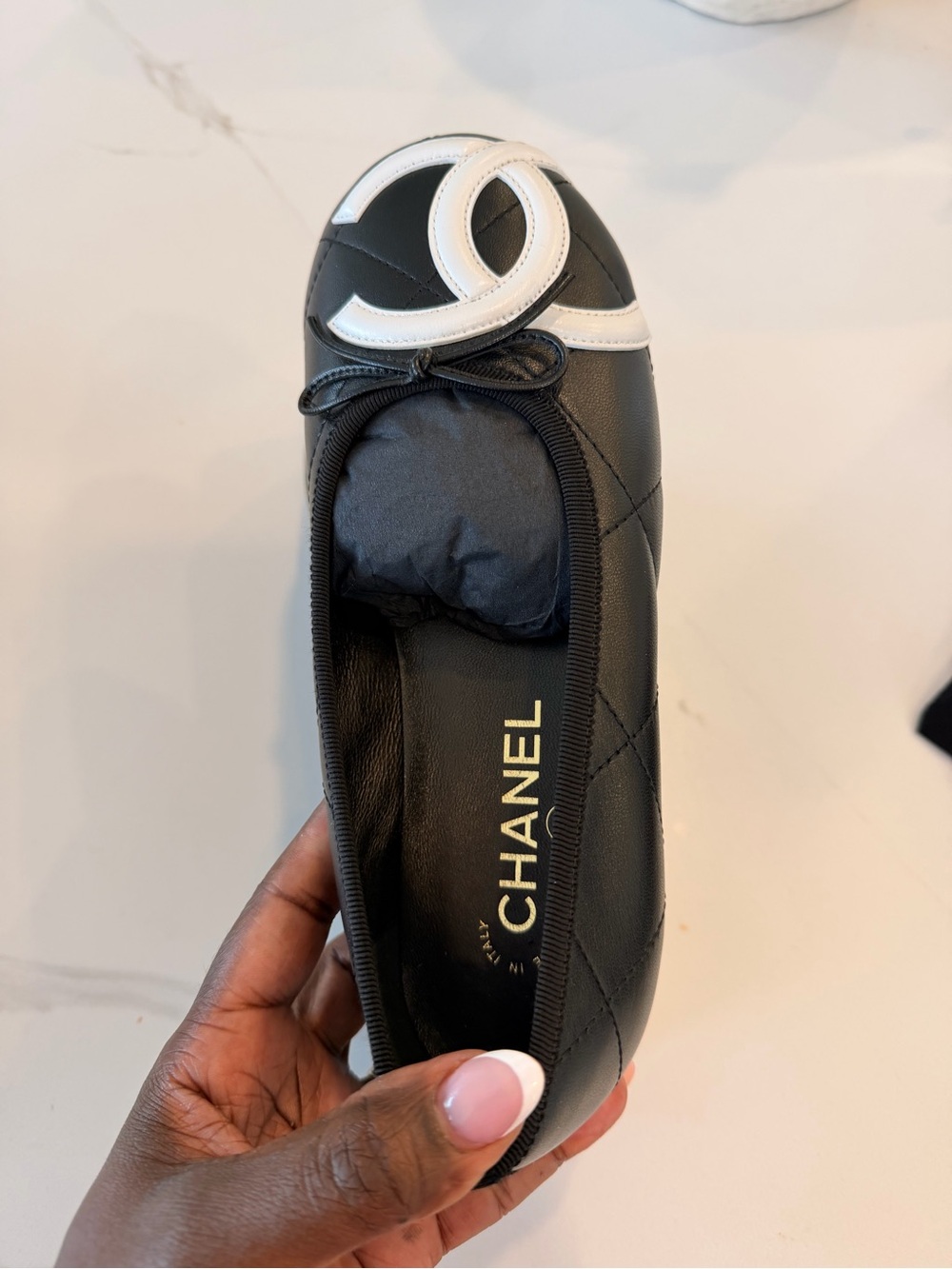 CHANEL Black Leather Ballet Flats with White CC Appliqué - Picture 4 of 9